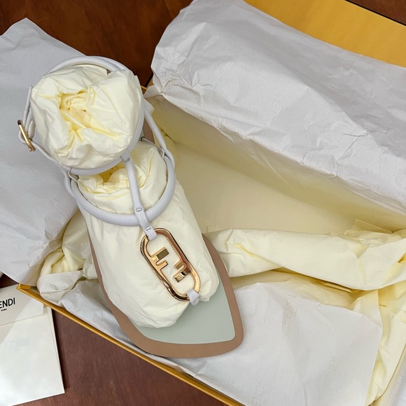 Fendi O’Lock white sandal New size 36 - Picture 5 of 12